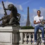 Rafa Nadal posa con el trofeo de Roland Garros