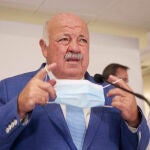 El consejero de Sanidad, Jesús Aguirre, tras la reunión del Comité de Expertos en el Hospital Virgen del Rocío. Joaquín Corchero / Europa Press