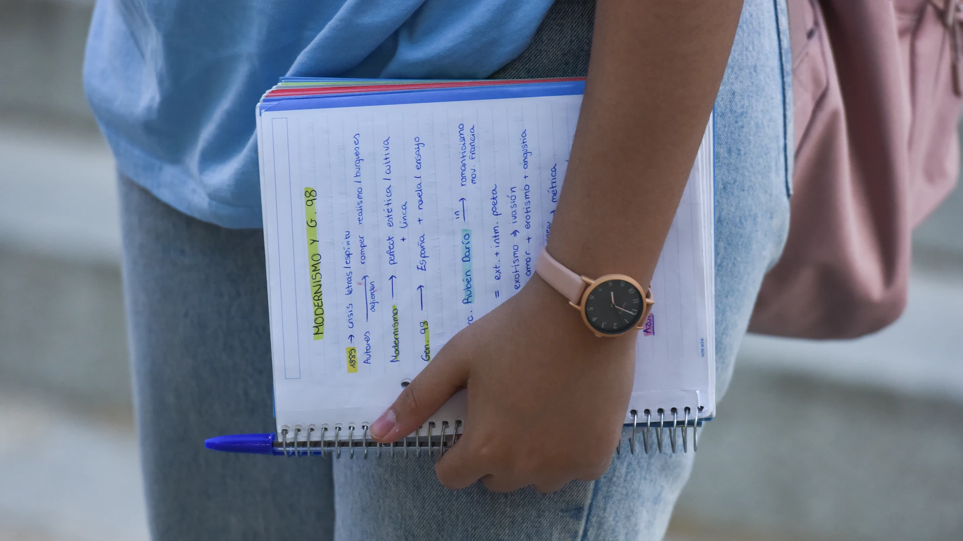 Una chica con un cuaderno de apuntes el día que da comienzo las pruebas de acceso a la universidad del año 2022