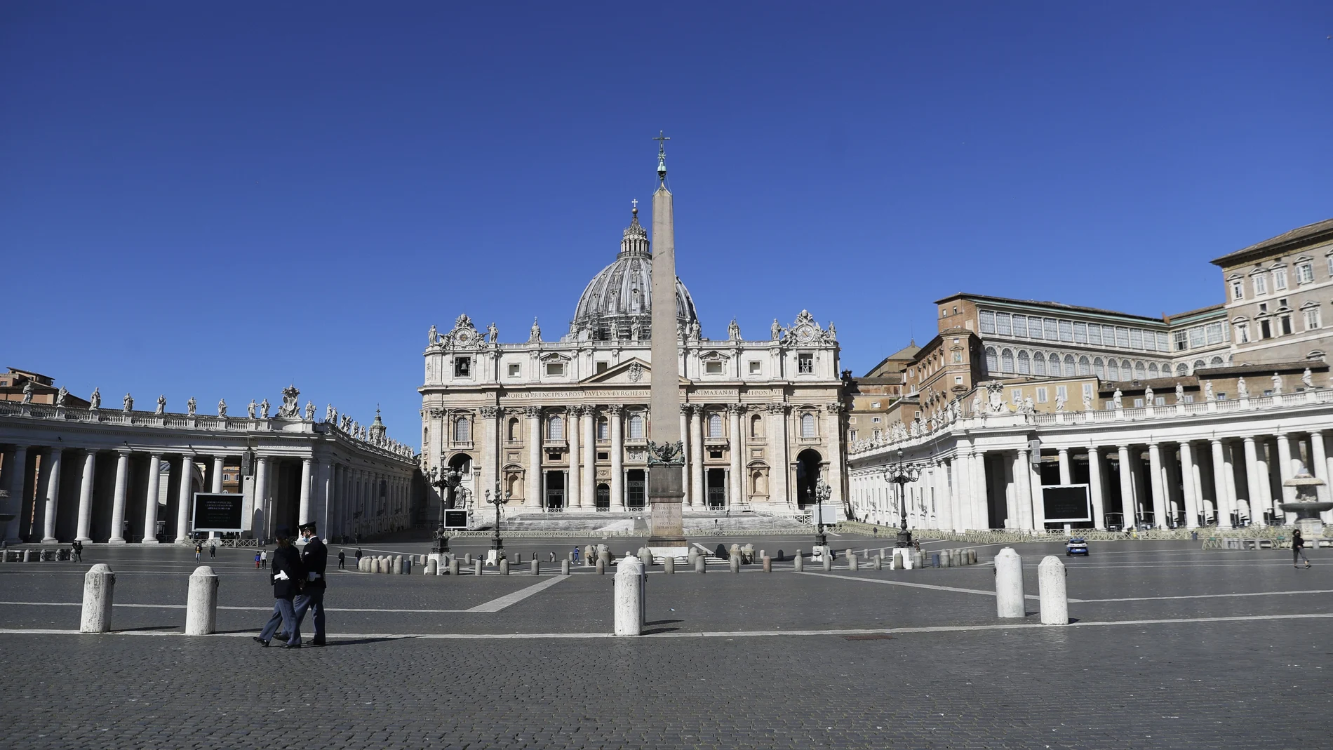 La policía italiana ha activado el protocolo antiterrorismo mientras que la Guardia Suiza ha cerrado el acceso al Vaticano desde la puerta del Santo Oficio.