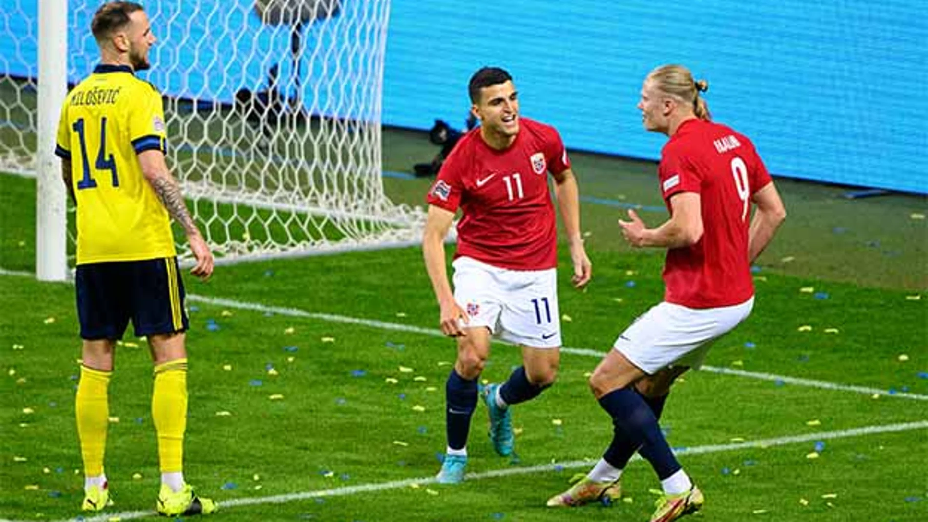 Erling Haaland celebra uno de sus goles ante el sueco Alexander Milosevic.