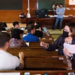 Una profesora reparte los exámenes a los alumnos el día que comienzan las pruebas de acceso a la universidad del año 2022, en la Facultad de Derecho de la Universidad Complutense de Madrid, a 6 de junio de 2022, en Madrid (España). Un total de 38.220 estudiantes se enfrentan desde hoy a las pruebas de Evaluación de Acceso a la Universidad (EvAU) 2022 en la Comunidad de Madrid en las seis universidades públicas de la región. En el Distrito único de Madrid, la prueba de la EvAU se celebrará los días 6, 7, 8, 9 y 10 de junio. Con el objetivo de evitar aglomeraciones, los exámenes de las asignaturas troncales obligatorias se han desdoblado en dos días. 06 JUNIO 2022;UNIVERSIDAD;UCM;COMUNIDAD DE MADRID;EVAU;SELECTIVIDAD Gustavo Valiente / Europa Press 06/06/2022