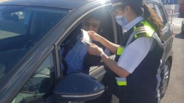 Un agente marroquí inspecciona la documentación de algunos de los llegados a Tánger (Le360)