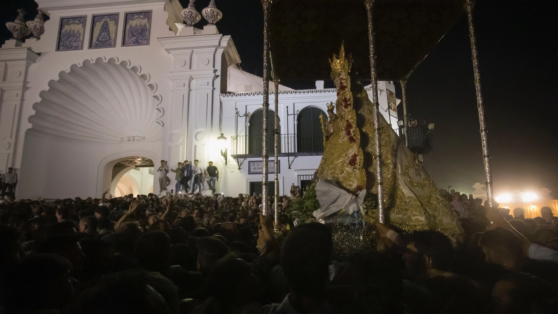 La Virgen del Rocío regresa de manera apresurada a su santuario