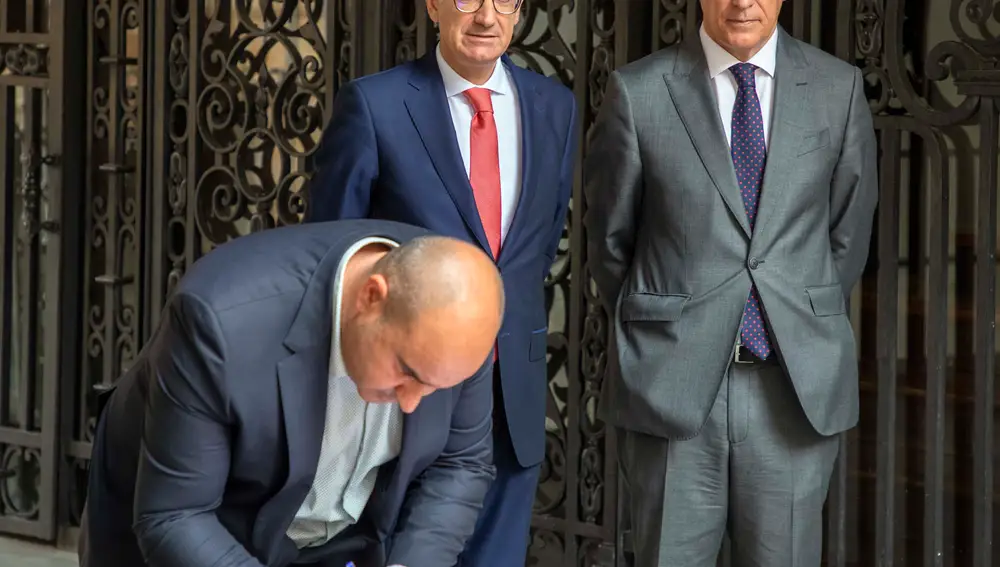 El presidente de la Diputación de Salamanca, Javier Iglesias, preside el acto de la firma del Manifiesto en Defensa de las Comunicaciones Ferroviarias de Salamanca, en el que participan el alcalde de Salamanca, Carlos García, y los alcaldes del alfoz, cabeceras de comarca y municipios de más de 5.000 habitantes