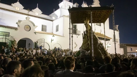 La Virgen del Rocío retorna al Santuario tras la decisión, de la Hermandad Matriz de Almonte, de suspender la procesión tras la rotura de un banco de las andas de la Virgen. A.Pérez / Europa Press