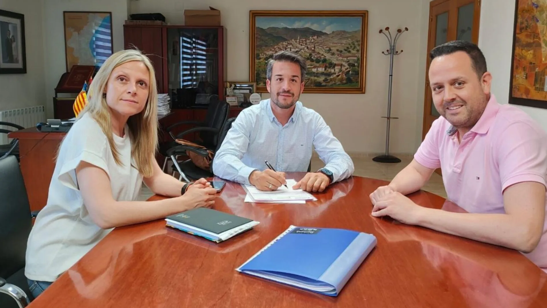 La concejala de Fiestas, Sara Navarro, y el alcalde de Loriguilla, Sergio Alfaro, en el centro