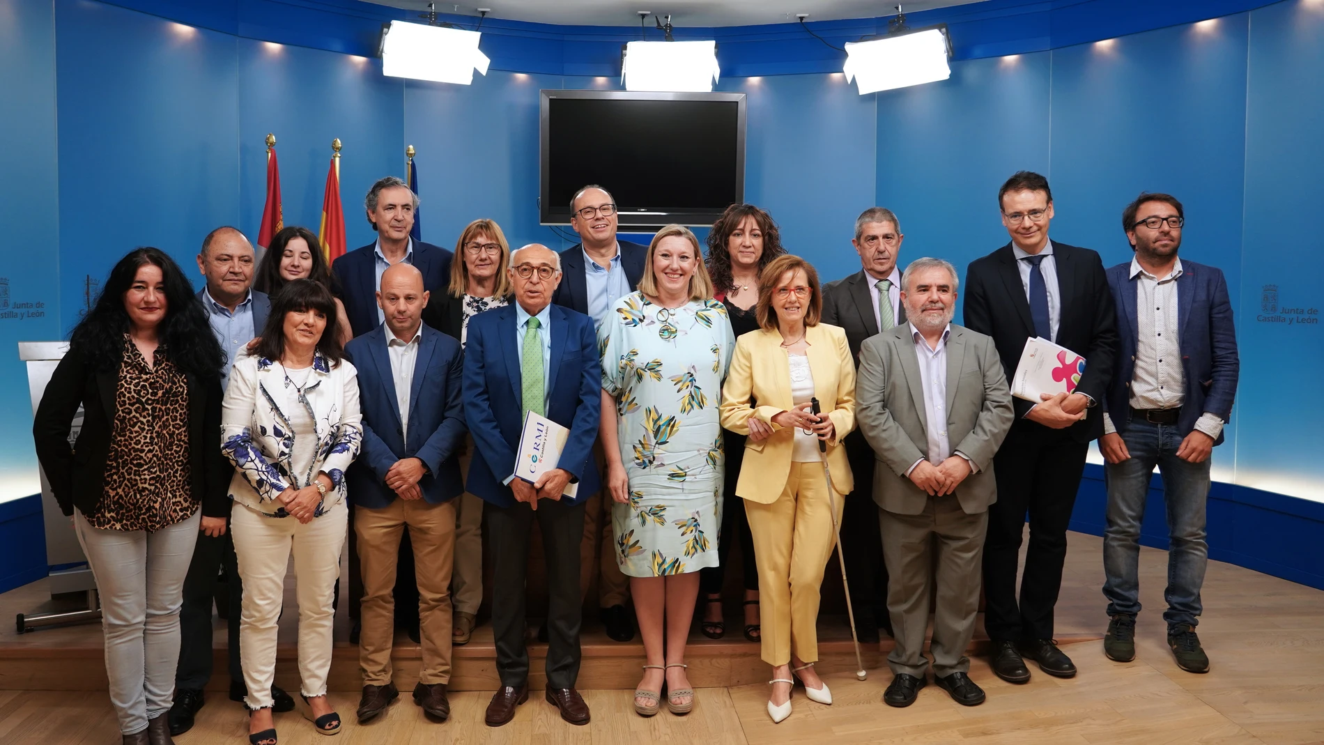 La consejera de Familia e Igualdad de Oportunidades, Isabel Blanco, y el presidente de CERMI Castilla y León, Juan Pérez, con distintos representantes