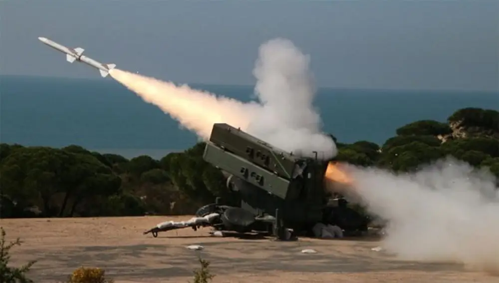 Lanzamiento de un misil Aspide por el Ejército español