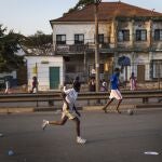 Chicos jugando fútbol en una calle de la ciudad de Bissau en Guinea Bissau