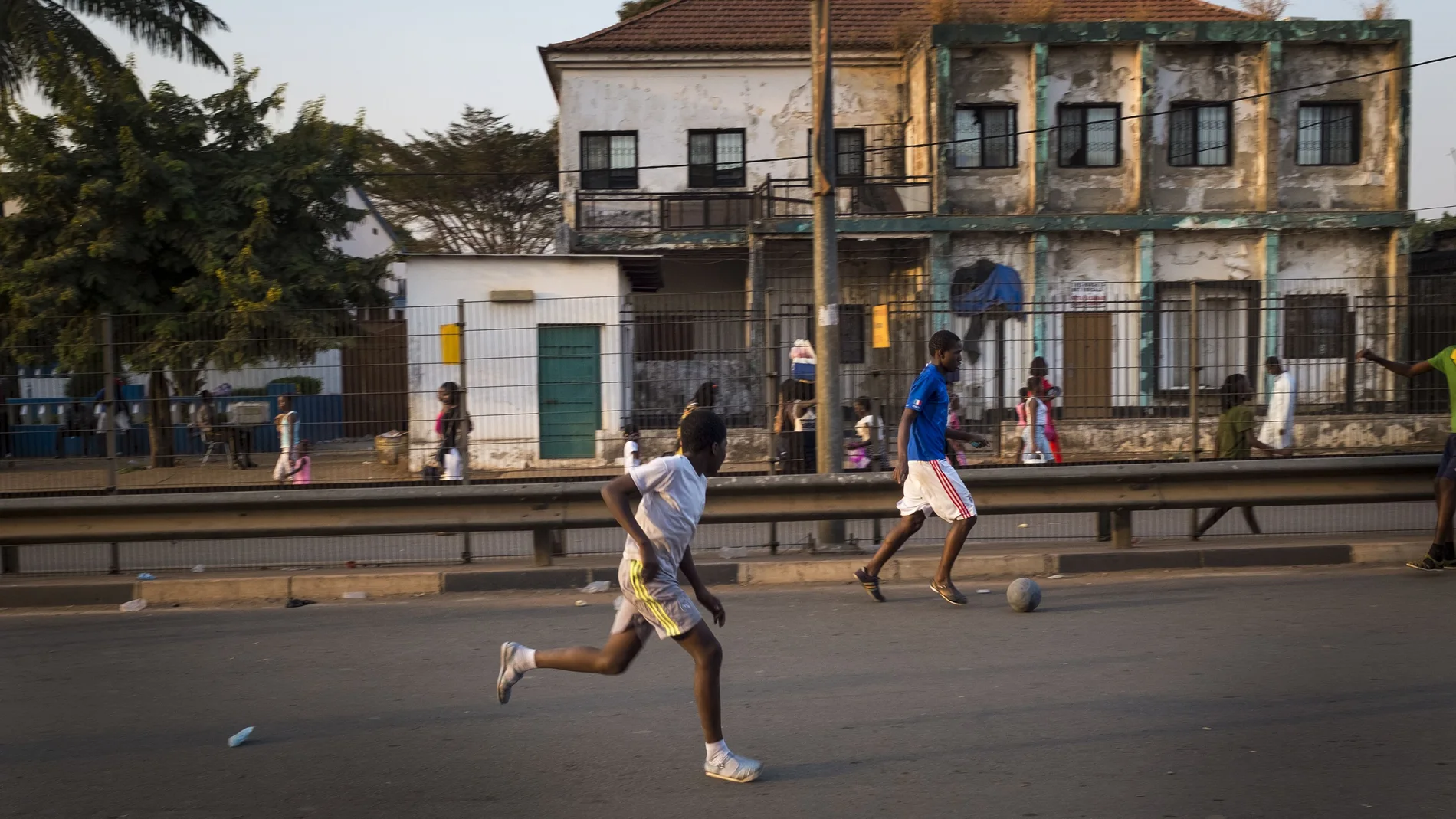 Chicos jugando fútbol en una calle de la ciudad de Bissau en Guinea Bissau
