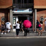 Cola de gente para entrar a un centro de salud de atención primaria en Carabanchel (Madrid)