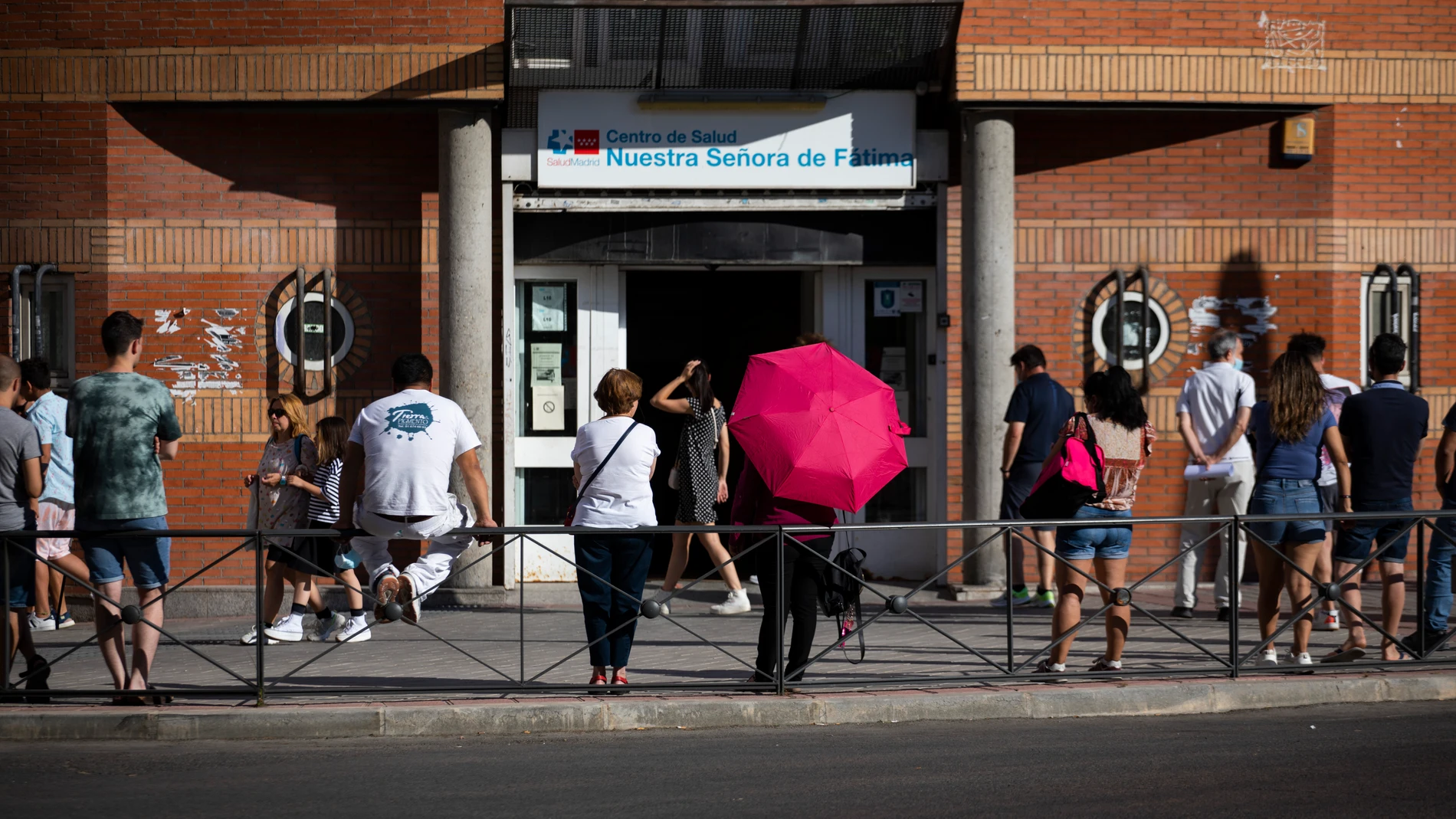 Cola de gente para entrar a un centro de salud de atención primaria en Carabanchel (Madrid)
