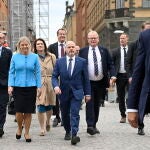 La primera ministra sueca, Magdalena Andersson, llega junto a su Gabinete al Parlamento