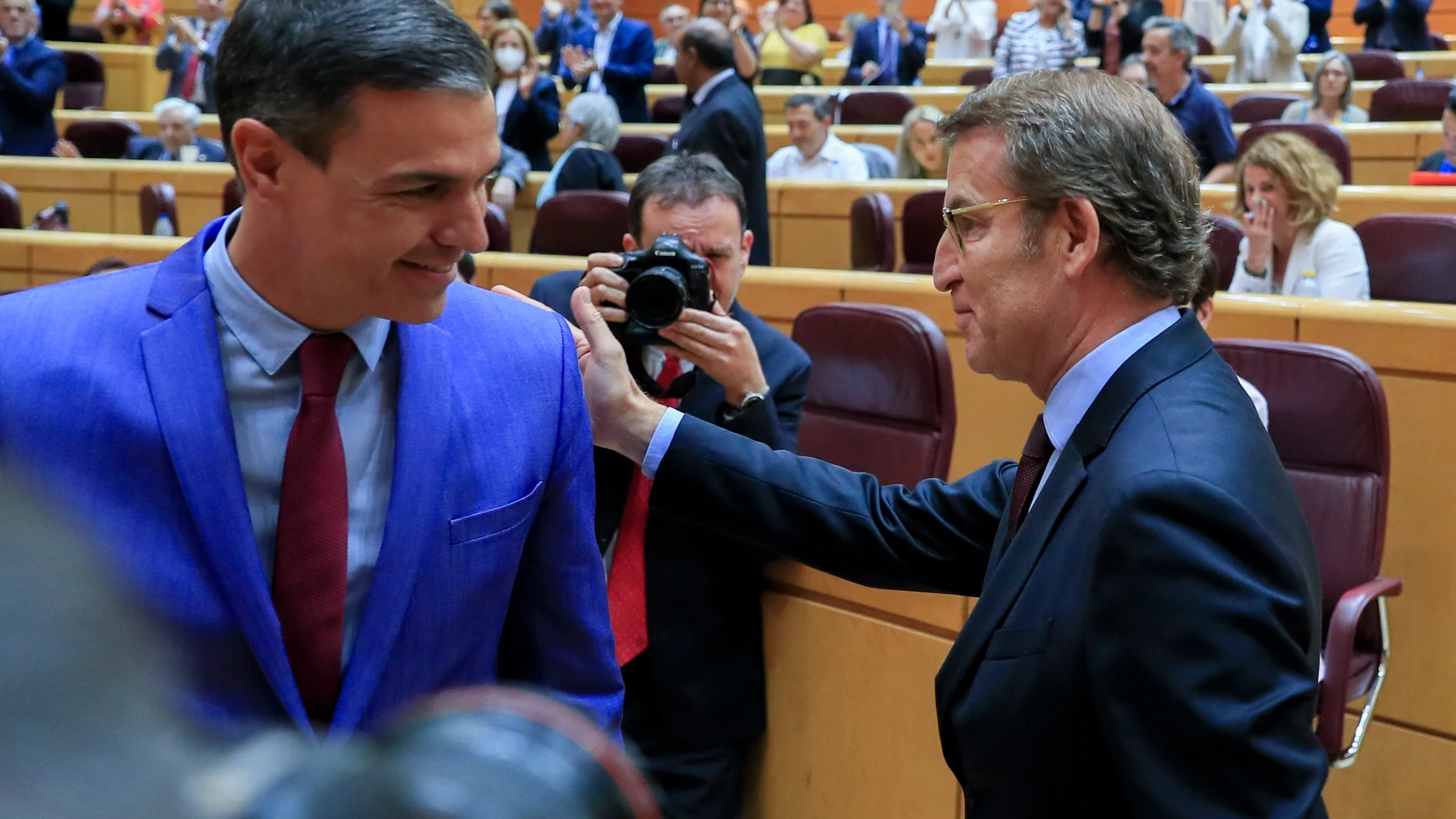 El presidente del gobierno Pedro Sánchez, y el líder del PP Alberto Nuñez Feijóo, durante una sesión de control en la Cámara Alta