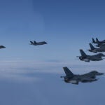 Aviones F-35A de Corea del Sur en un vuelo conjunto con cazas de EEUU