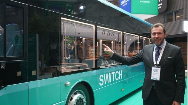 El alcalde de Valladolid, Óscar Puente, junto al e1, el nuevo autobús eléctrico que se fabricará en Valladolid y que se ha presentado en París