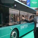 El alcalde de Valladolid, Óscar Puente, junto al e1, el nuevo autobús eléctrico que se fabricará en Valladolid y que se ha presentado en París