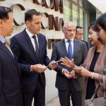 El presidente de la Diputación de Valladolid, Conrado Íscar; y el de la Cámara, Víctor Caramanzana, reciben a los embajadores asiáticos