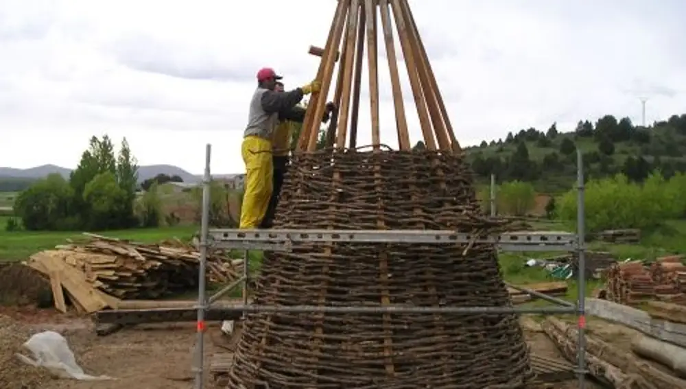 Construcción hoy en día de una chimenea pinariega