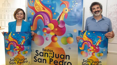 La concejala de Acción y Promoción Cultural, Evelia Fernández y el técnico municipal, Óskar Álvarez, presentan la programación de las Fiestas de San Juan y San Pedro