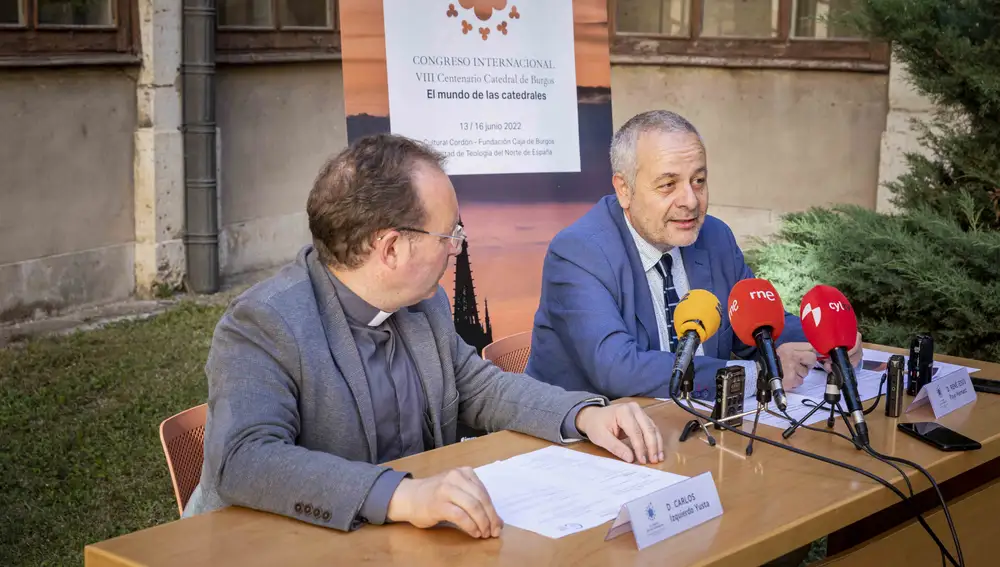 Carlos Izquierdo, vicario general de la archidiócesis de Burgos, y René Payo, copresidente del comité científico del congreso, presentan esta actividad