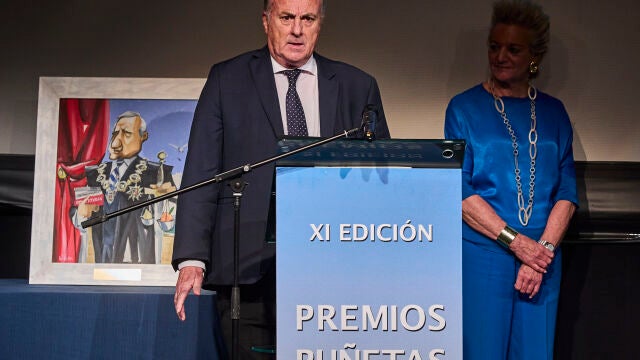 XI Edicion Premios Puñetas organizados por la Asociación de Comunicadores e Informadores Jurídicos (ACIJUR). Premiados: la presidenta de la Sala Cuarta del Tribunal Supremo, María Luisa Segoviano da el premio al juez Manuel García Castellón