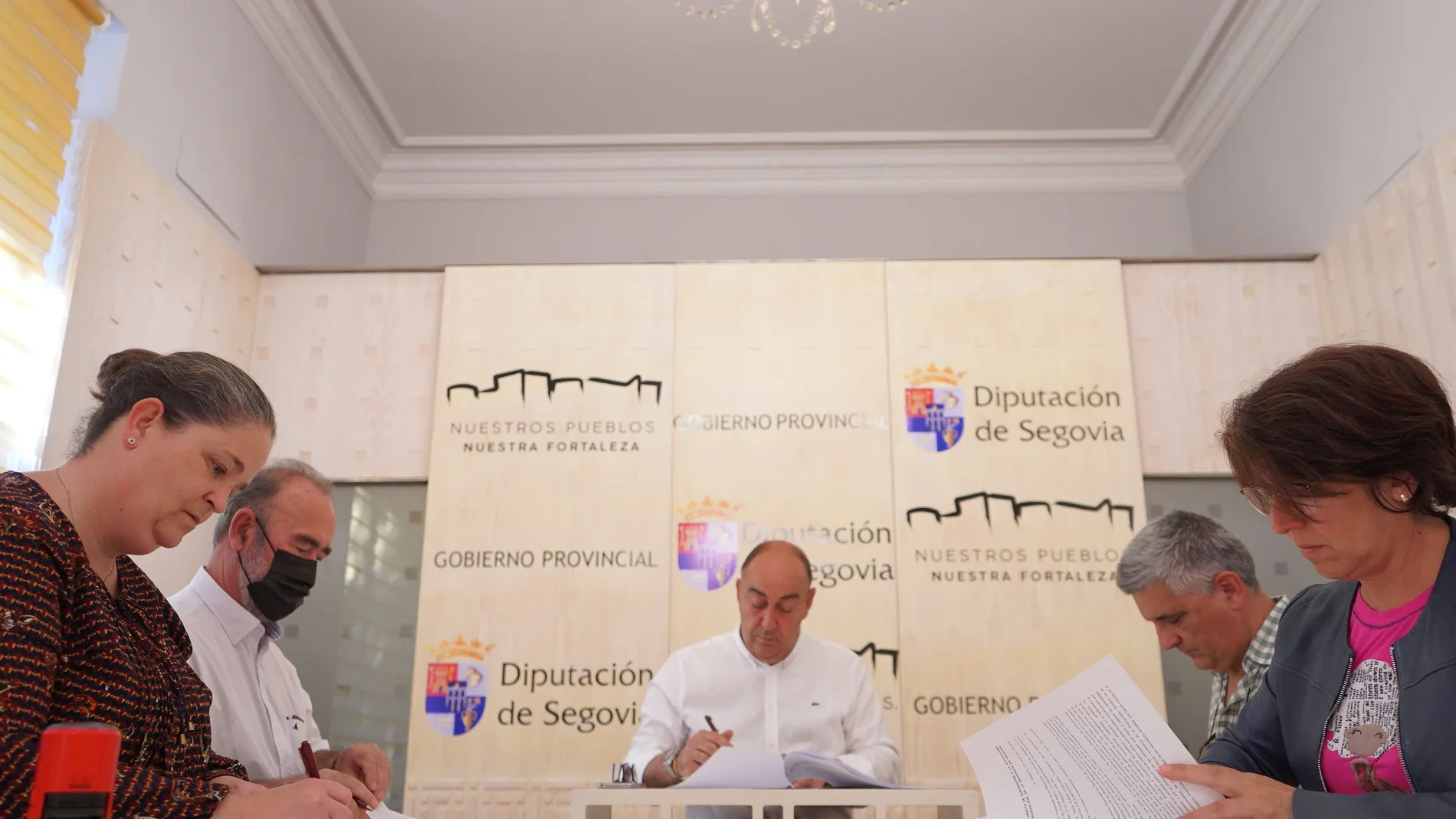 El presidente de la Diputación de Segovia, Miguel Ángel de Vicente, suscribe los convenios con los Grupos de Acción Local