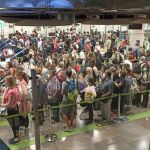 Decenas de pasajeros hacen cola hoy en el control de pasaportes del aeropuerto de Madrid-Barajas