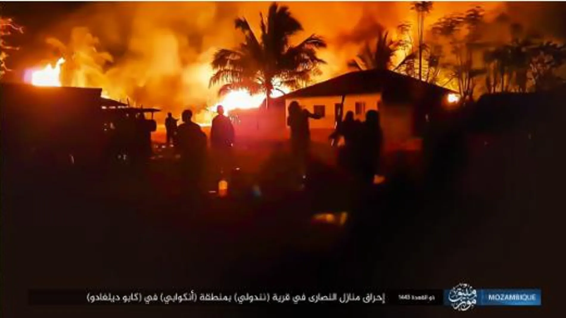 Un momento del incendio por los yihadistas de la aldea cristiana