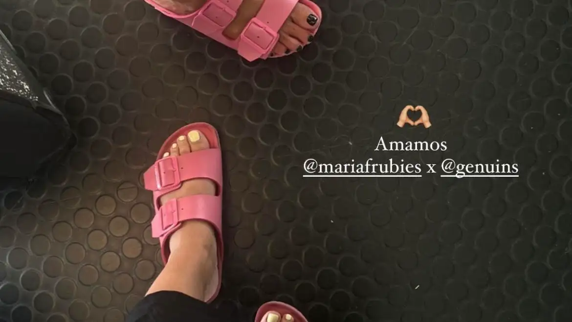 María Pombo y Laura Matamoros con sandalias de Genuins.