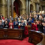 Los diputados de PSC, ERC, Junts y comuns aplauden en el pleno del Parlament tras la aprobación de la ley del catalán en la escuela