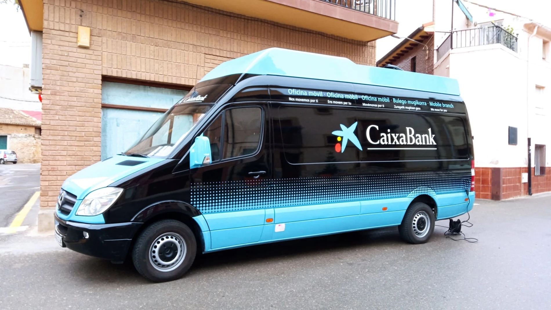 La oficina móvil de Caixabank que opera ya por los pueblos de Palencia