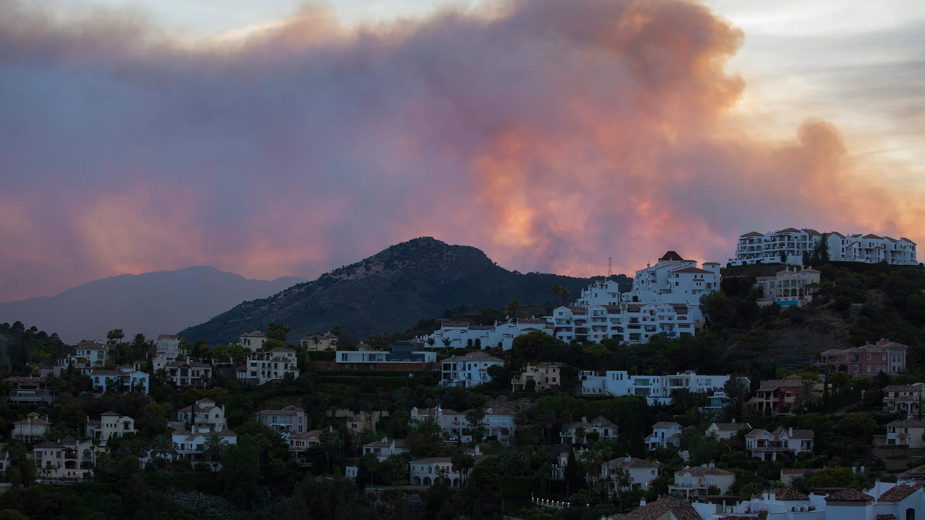 El incendio forestal declarado este miércoles en Pujerra (Málaga), en la zona de Sierra Bermeja