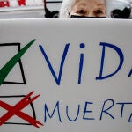 Una persona sujeta una pancarta durante una acción frente al ministerio contra la ley del aborto en Madrid 