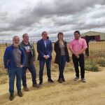 El presidente de la Diputación de Zamora, Francisco José Requejo, junto al director de Honeymoon, Enrique Otero y los actores Javier Gutiérrez y Nathalie Poza, antes del rodaje