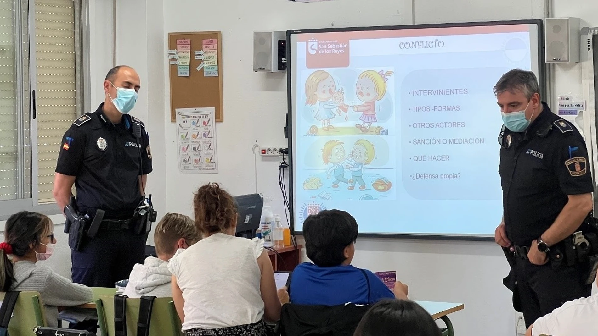 Agentes de la Policía Local de San Sebastián de los Reyes (Madrid) en una charla sobre bullying y ciberseguridad en un centro educativo del municipio