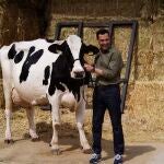 El presidente de la Junta de Andalucía, Juanma Moreno, se reencuentra con Fadi, la vaca talismán que según él "me ayudó a ganar las elecciones". EFE / Rafa Alcaide
