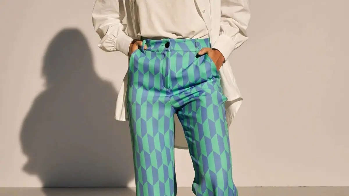 Pantalón estampado verde y azul.