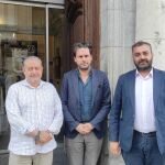 El vocal vecino del PP, Enrique Iglesias, Fabián Sánchez, familiar de Teresa Berganza y representante del Pueblo Gitano ante la UE, y el diputado regional y presidente del PP en el distrito Centro, Carlos Segura