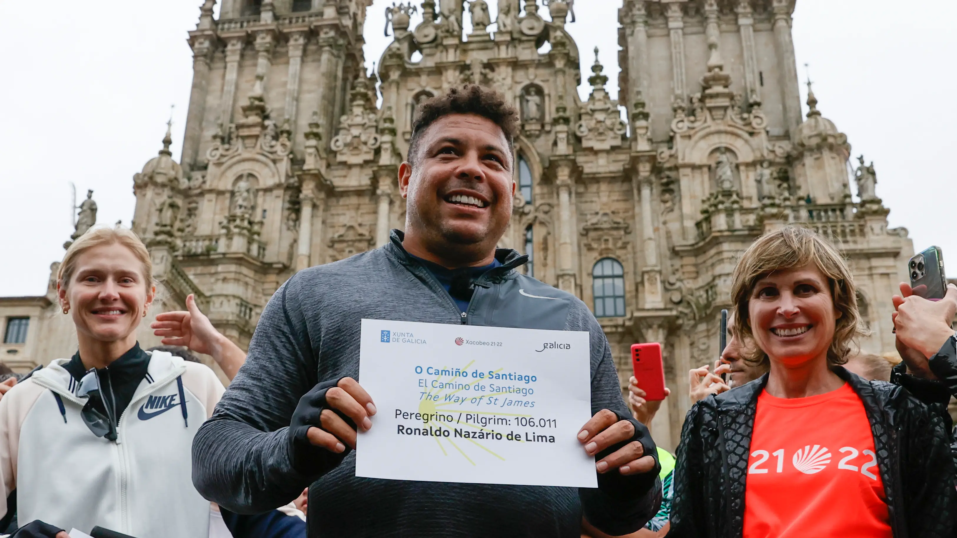 El presidente del Real Valladolid, Ronaldo Nazário pisa Compostela tras hacer el camino en bici eléctrica para celebrar el regreso a la máxima categoría