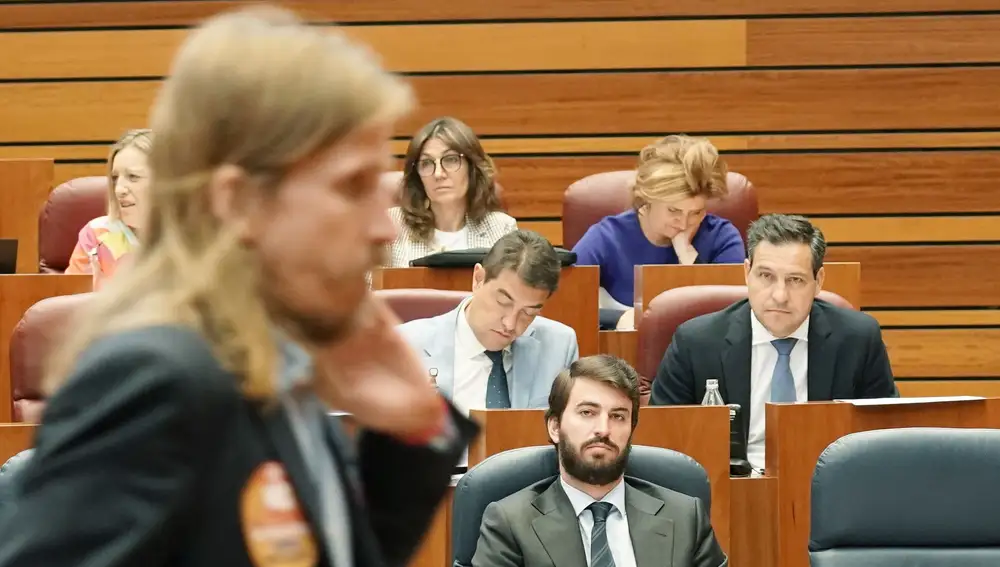 García-Gallardo, en su escaño, ve pasar a Pablo Fernández tras su intervención en el pleno