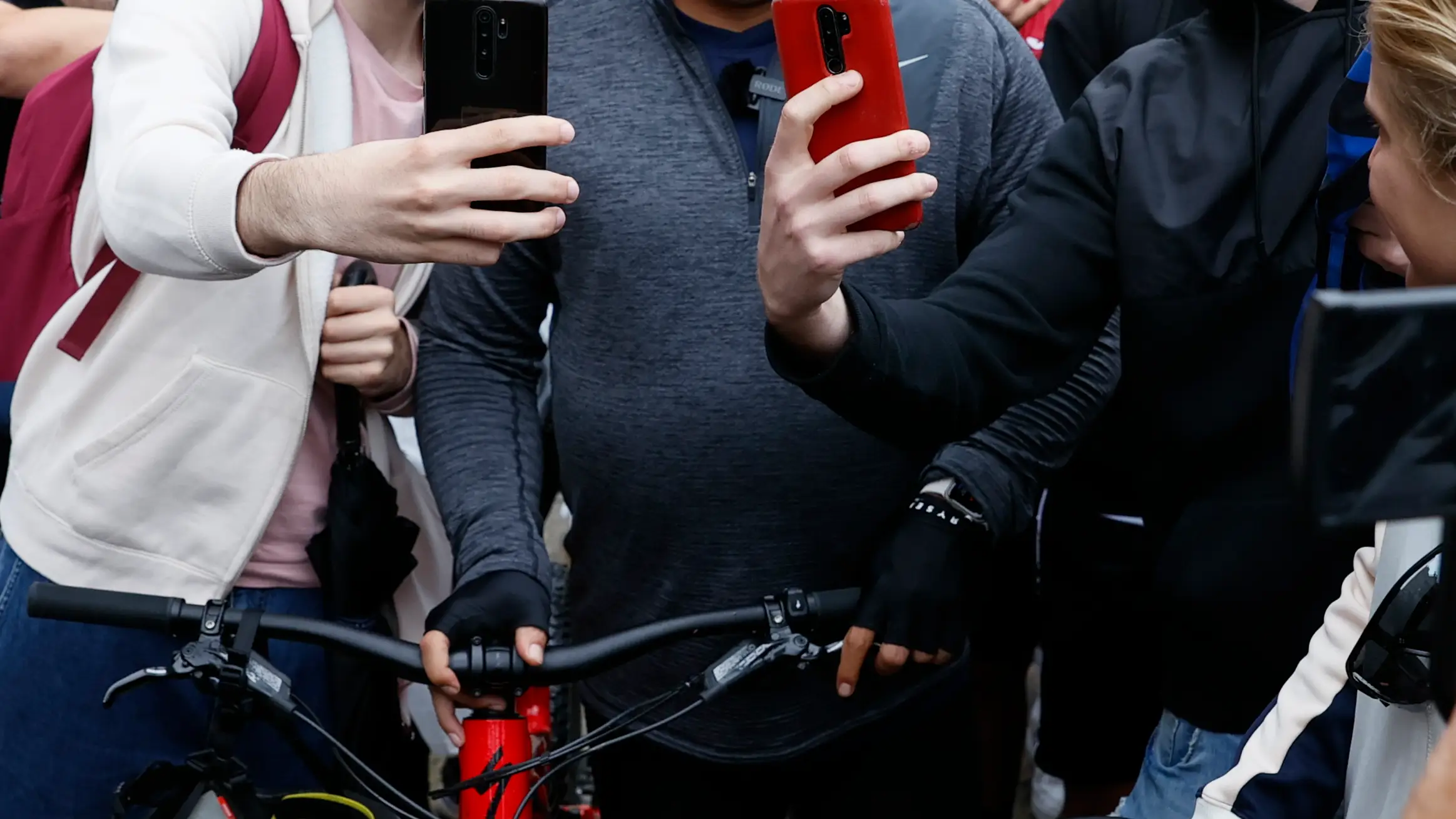 El presidente del Real Valladolid, Ronaldo Nazário pisa Compostela tras hacer el camino en bici eléctrica para celebrar el regreso a la máxima categoría