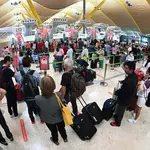 Decenas de personas hacen cola para facturar el equipaje en el Aeropuerto de Barajas de Madrid