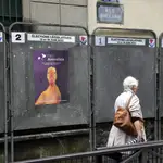 Una mujer pasa junto a un cartel electoral del Partido Animalista en París
