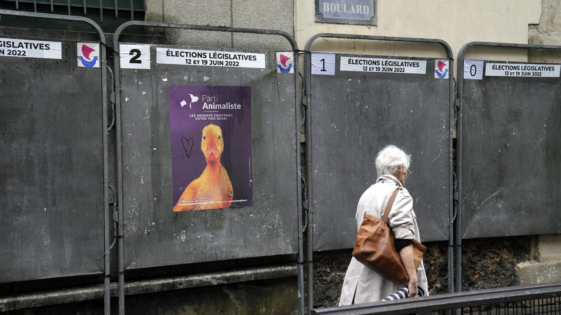 Una mujer pasa junto a un cartel electoral del Partido Animalista en París