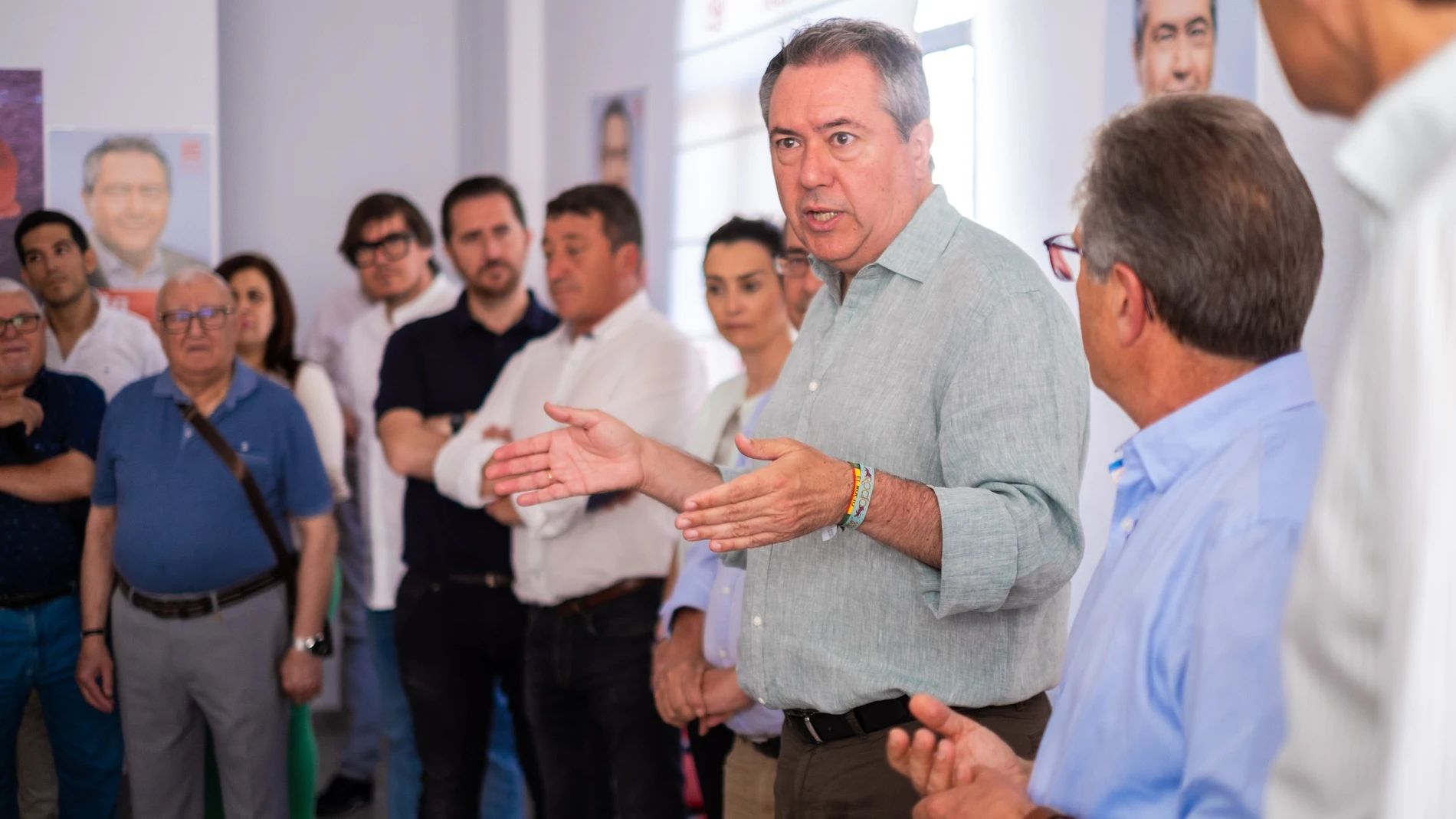 El candidato del PSOE-A a la Presidencia de la Junta, Juan Espadas, en un encuentro con militantes en Baza (Granada)