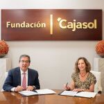 El presidente de la Fundación Cajasol, Antonio Pulido, y la presidenta de la Asociación Autismo de Sevilla, Mercedes Molina, firman un acuerdo de colaboración