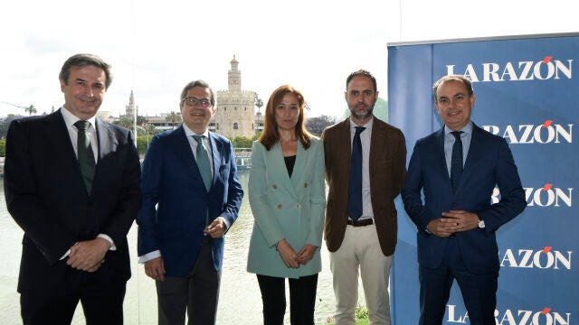 De izq. a dcha., Rafael Sánchez, Carlos León, Esther Paniagua, Pepe Lugo y Pablo Cortés, en la sede sevillana de LA RAZÓN