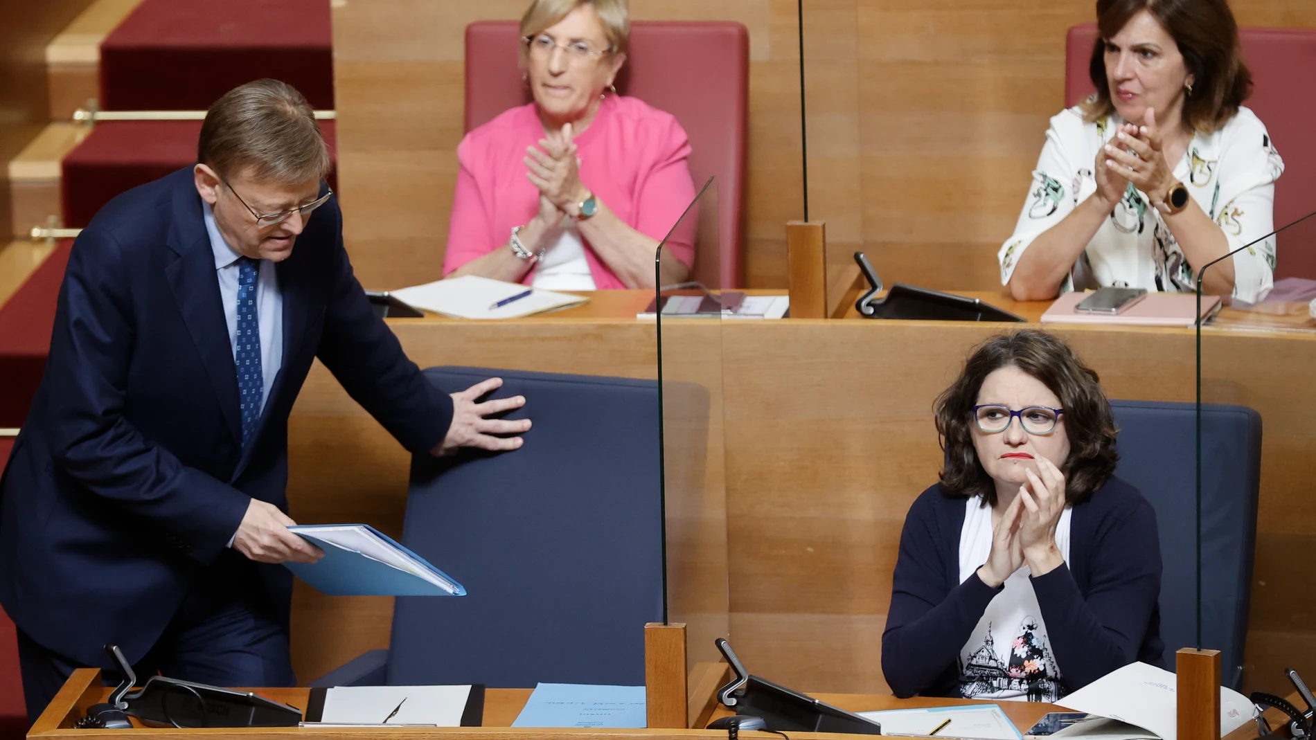 El presidente, Ximo Puig y la vicepresidenta y Portavoz de la Generalitat Valenciana, Mónica Oltra, es su escaño durante la sesión de control en Les Corts Valencianes